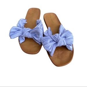 Super cute lavender bow sandals
